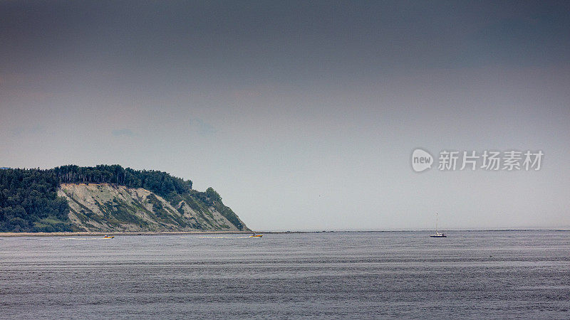 在美丽的Charlevoix地区，从Baie Saint-Paul和La Malbaie之间的138路看风景。